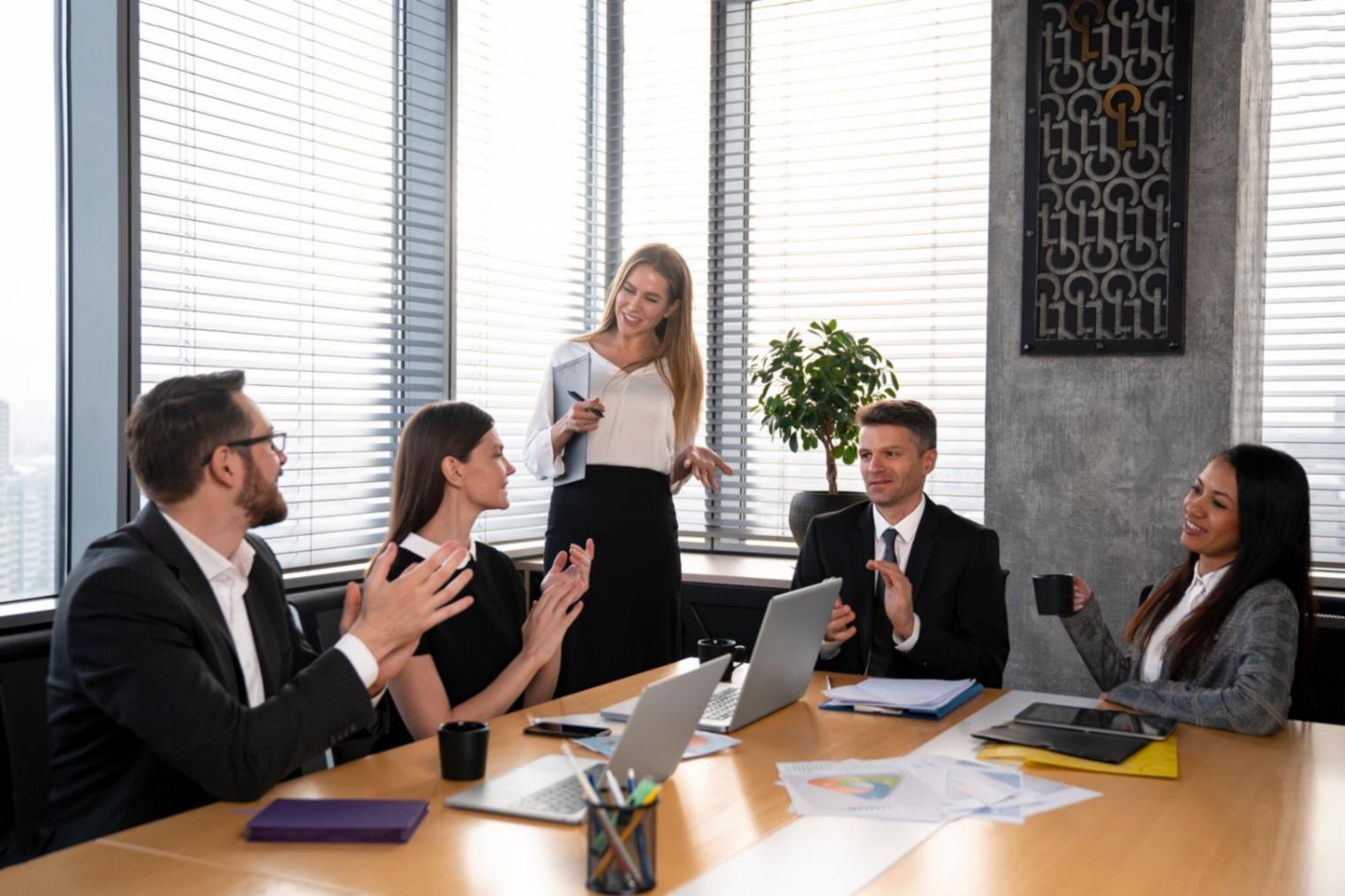 Ambiente di apprendimento con materiali didattici e risorse per lo studio della psicologia